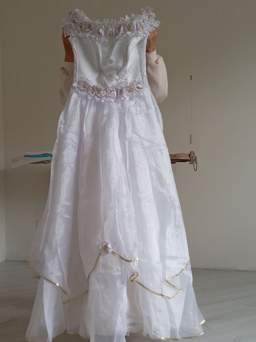 свадебное платье белые, очень красиво, размер 42-44