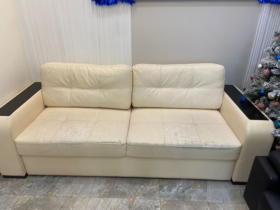 На продаже диван светлый