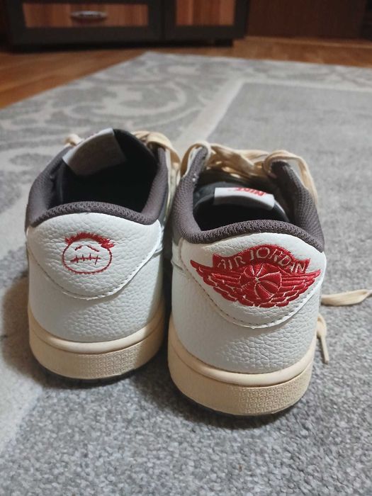Vând nike air jordan travis scott