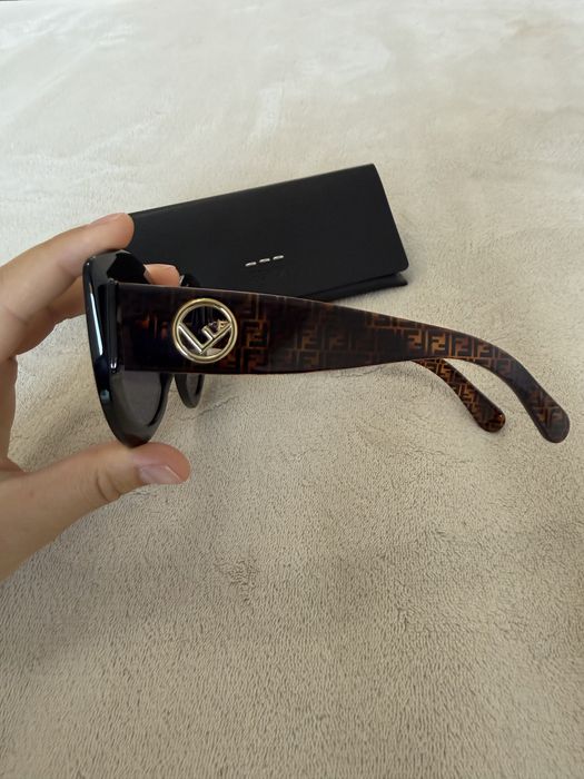 Vand ochelari de soare Fendi cu certificat de autenticitate