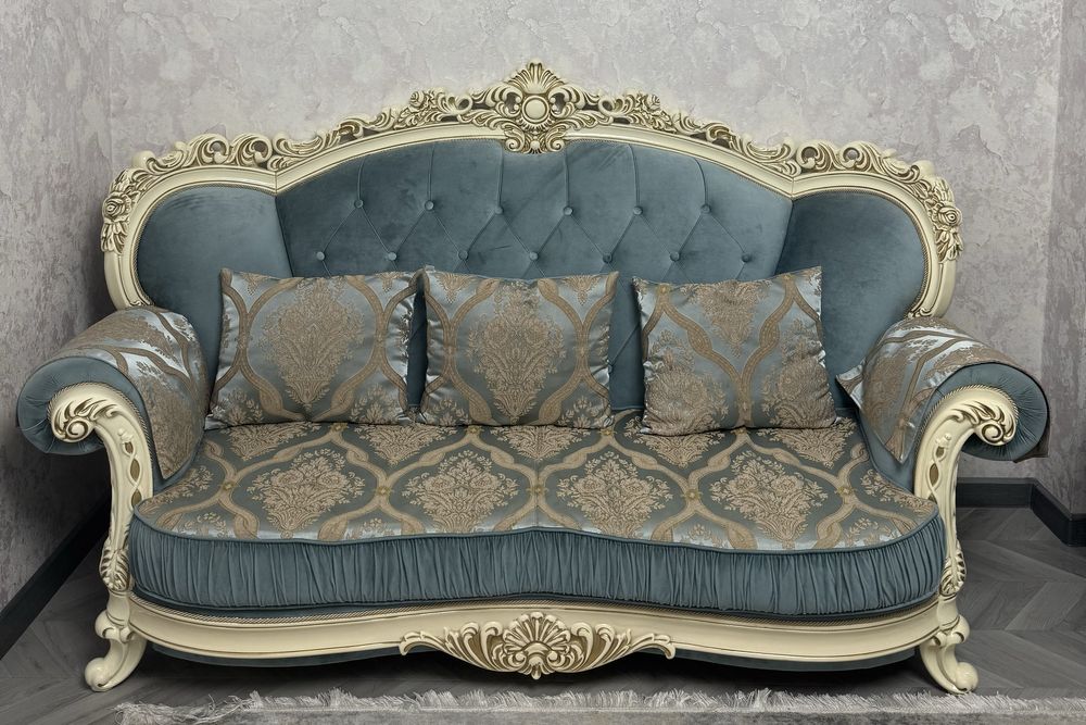 Диван,кресло и 4 подушек.