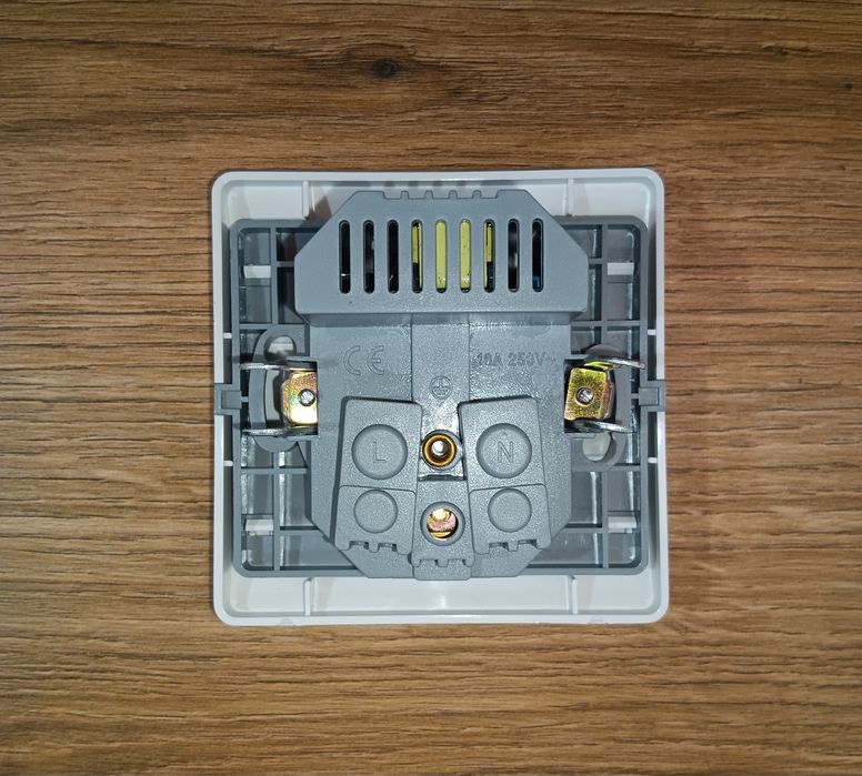 Единичен стенен контакт с два USB порта 5V / 2100mA