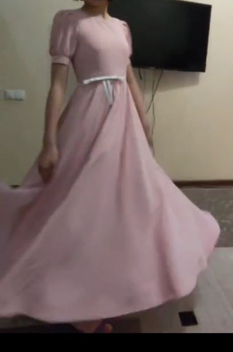 Продам нарядное платье на девочку 10-12 лет