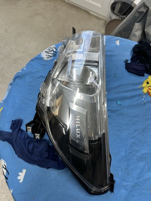 Far stânga toyota  hylux.