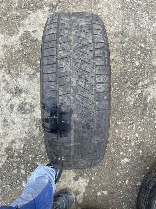 Всесезонные зимние шины 235/65/R17.