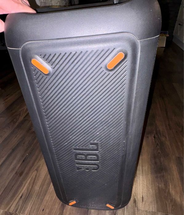 Vand 2 Boxe Jbl Party Box 200 folosite ocazional. Sunet puternic si foarte clar. Se inperecheaza intre ele si da un sunet sporit si puternic 240w buc