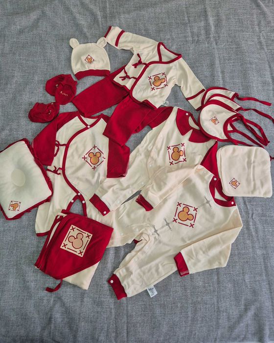 Красивый подарочный комплект для новорожденной девочки