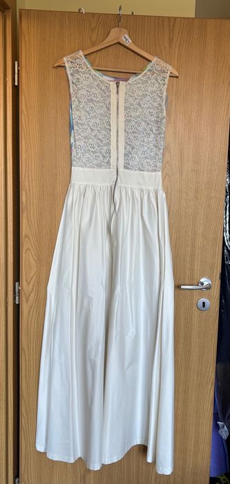 Бяла официална рокля