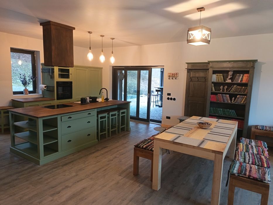 Casa Breaza, stil norvegian(Adunati), 3 ani vechime, din lemn masiv, teren 3865mp,1,5 ore pana la Bucuresti,  piscina incalzita, sera sticla,, magazie