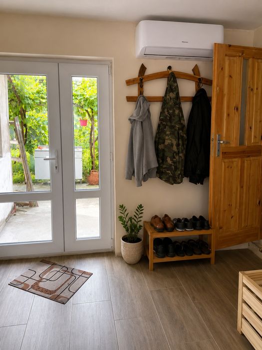 Къща 250 кв.м + кирпичена къща 200 кв.м, общ двор 2500 кв.м