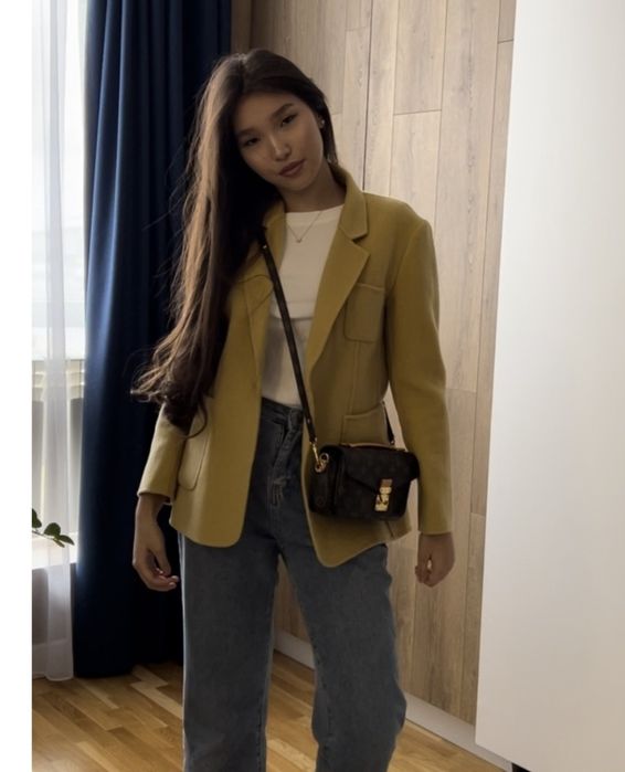 Желтый приталенный пиджак