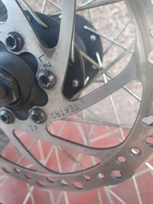 колесо 26 в сборе обод , покрышка , тормоз диск , эксцентрик , звёзды