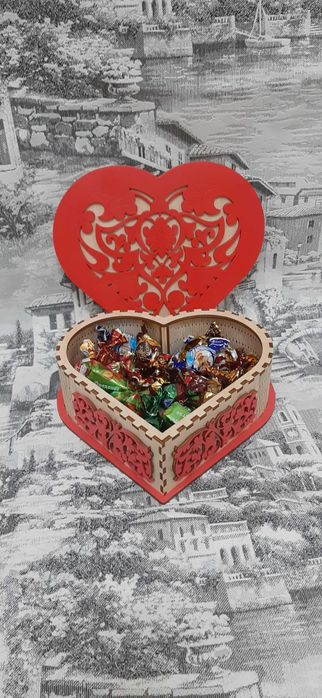 Деревянная шкатулка