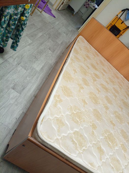 Спальный диван продам дешево старый в свезьи дома. свадьба