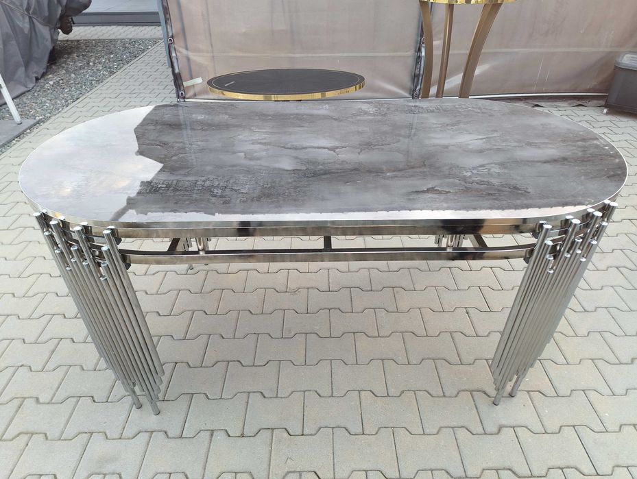 Masa deosebita ovala ,Julia