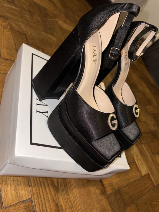 Sandale cu toc si platforma