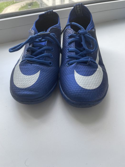 Продам спортивную обувь для футбола