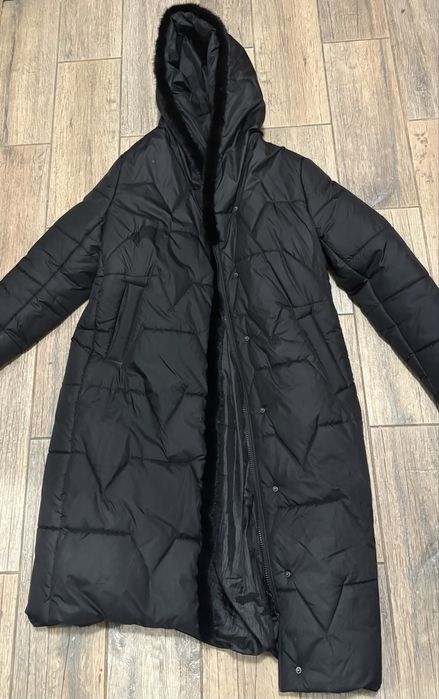 Se vand haine de calitate purtate maxim o data.