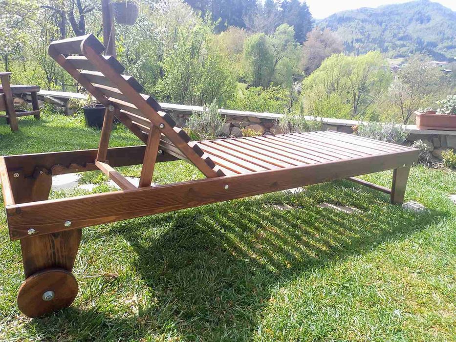 Дървен шезлонг с колела