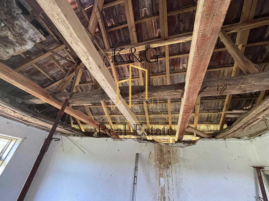 Двуетажна тухлена на гредоред къща в с. Осенец