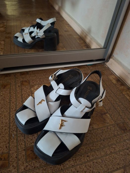 Босоножки 38 р, б/у недорого, подошва цельная, каблук