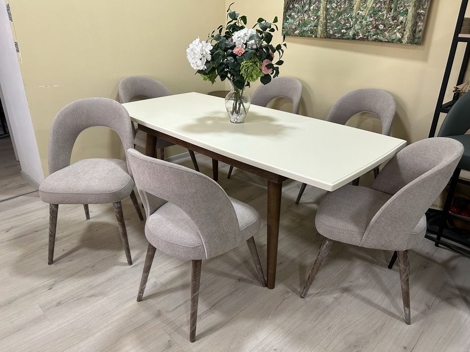 Элегантный гостиной комплект: стол и 6 мягких стульев
