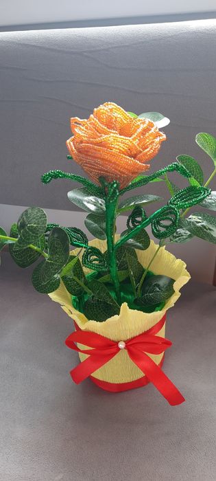 Бисерден жасалған гүлдер сатылады.