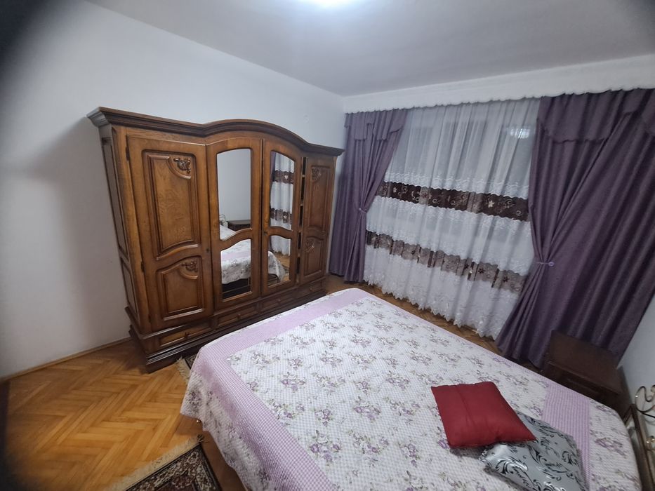 Închiriez apartament 3 camere