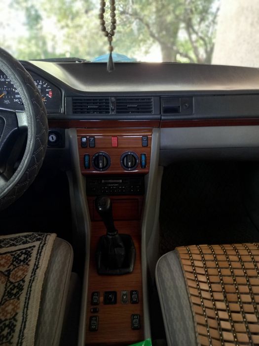 Mercedes E260 год 1992