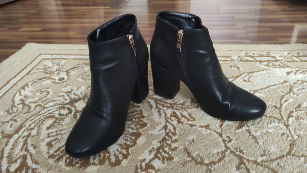 Продам Б/у женскую обувь