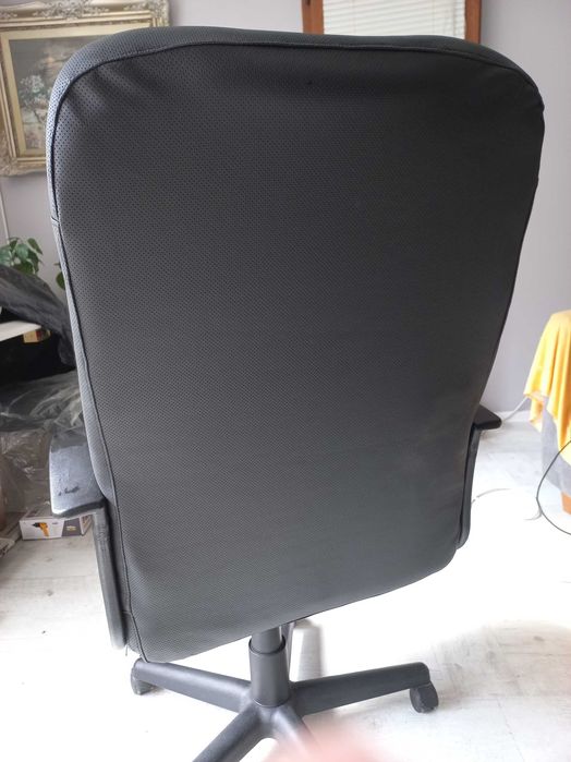 Продавам офис стол