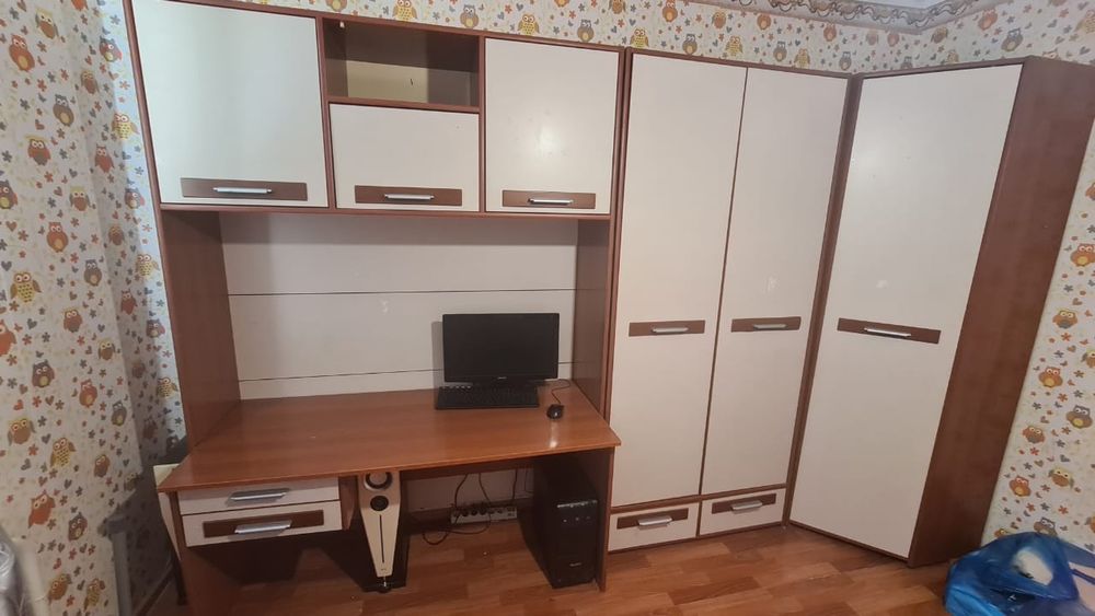 Шкаф в детскую комнату с рабочей поверхностью