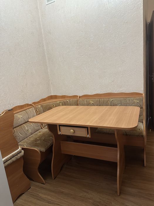 Кухонный стол и стулья