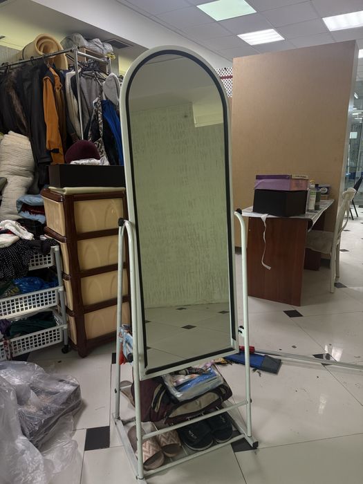 Зеркало стоящий