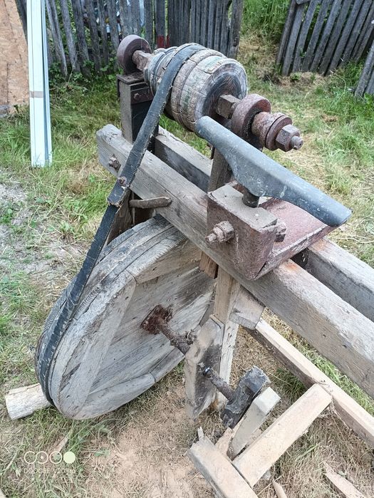 Strung vechi  din lemn cu acționare la peda