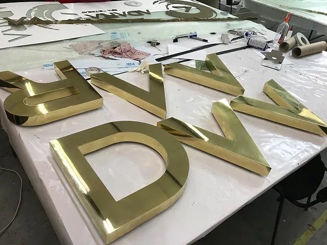 Cifre si litere din alama