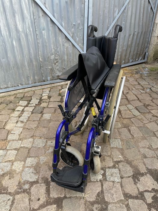 Scaun cu rotile pentru persoane