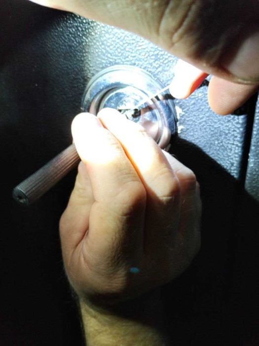 Вскрытие замков, замена замка ручки сердцевины. Установка смарт замка