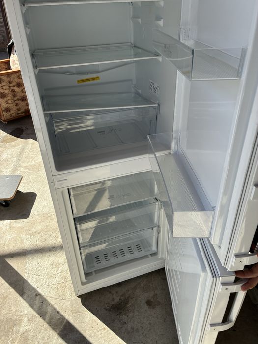 Vând 2 combine frigorifice cu 4 si respectiv 3 sertare in stare  nouo de functionare cu garantie .Ideale pentru tot felul de produse combinate !