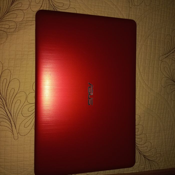 Vând laptop pentru piese