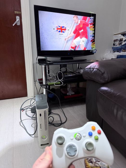 Xbox 360 с кутия Boxed и три игри
