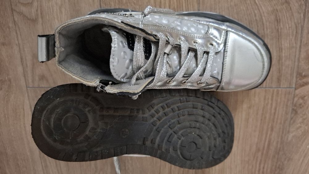 Продам осенние ботинки