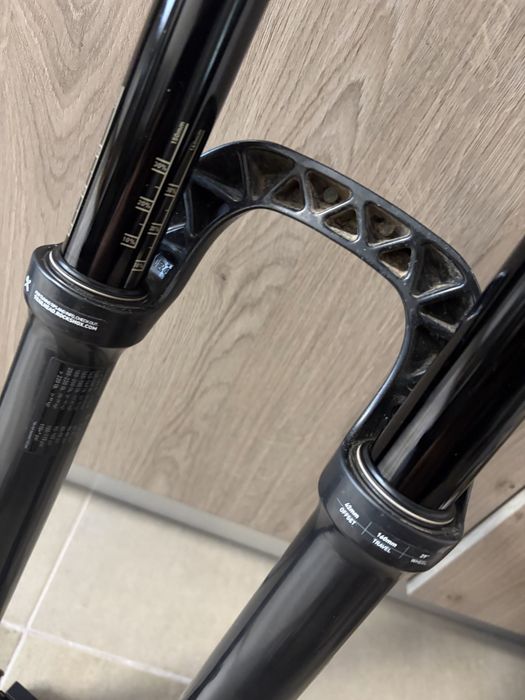 Furca Enduro RockShox Yari 160mm pt roti de 29 similar cu Lyrik cu cartus RC