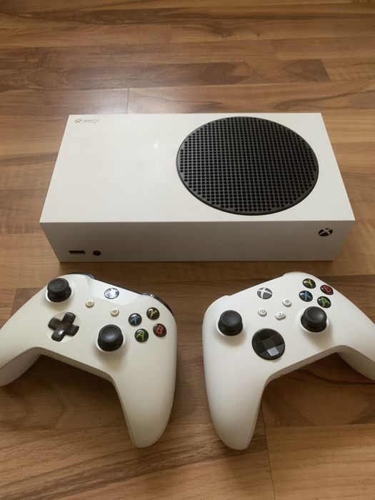 Xbox series S. 2 ta gamepad+ 1 месяц gamepass ultimate
