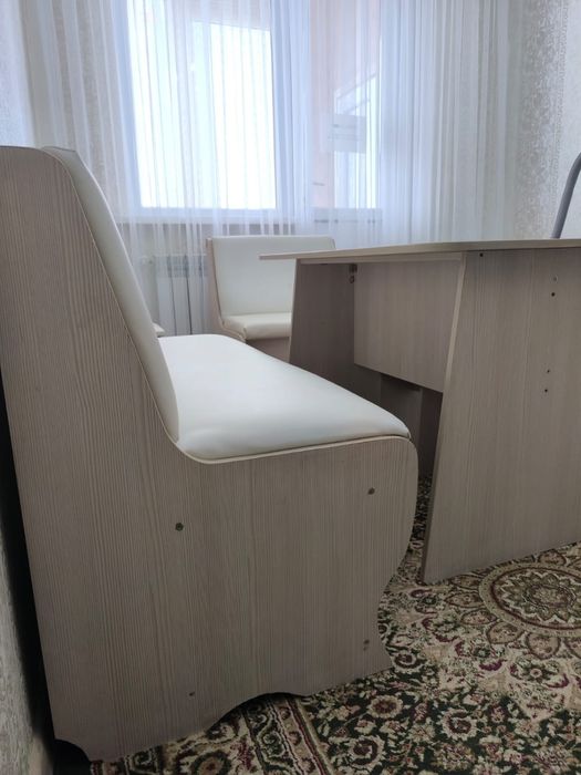 Кухонный столик с табуретками с диваном