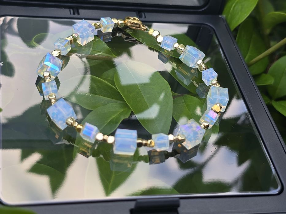 Гривна с камъни Сваровски