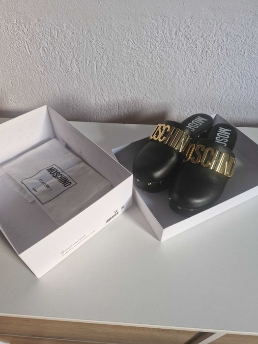 Сабо от естествена кожа на Moschino номер 40, но отговарят на 39 номер
