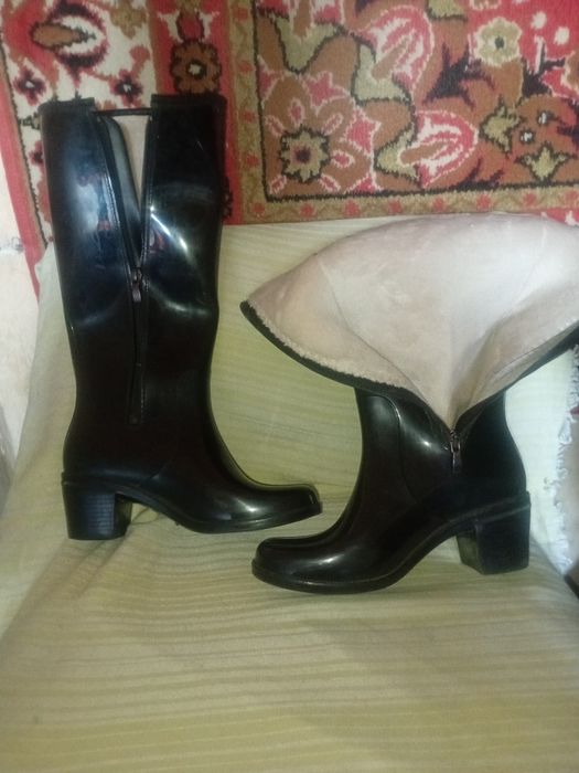 Резиновые сапоги ,утеплённые  .