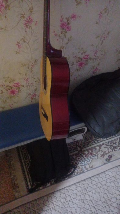 Гитара в хорошем состоянии без царапин и трещины
