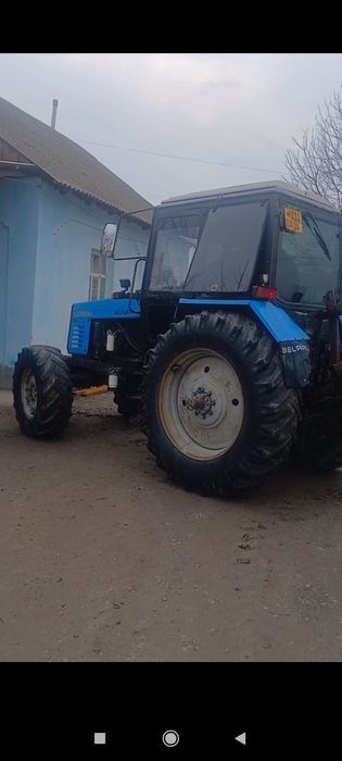 Belarus 1221.2  4 ko'rpus plugi bilan